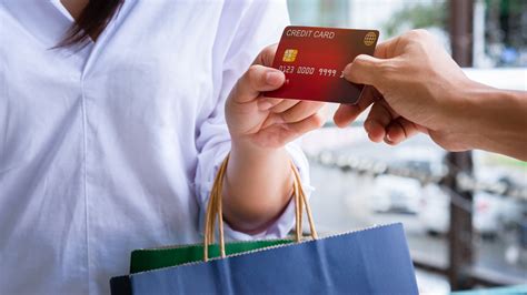 is it smart to apply for a store credit card|store credit card purchase.